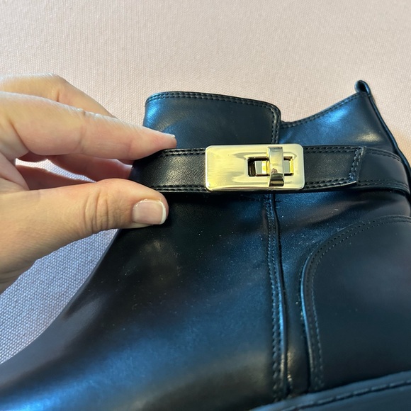 NWOT Giani Bernini Faux Leather Buckled Ankle Booties with Zipper & Memory Foam - Picture 2 of 7